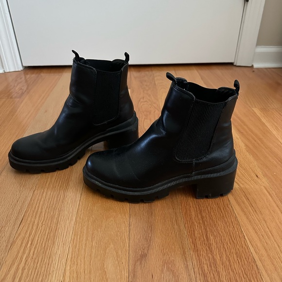 Women’s Black Short Boot - Picture 1 of 2